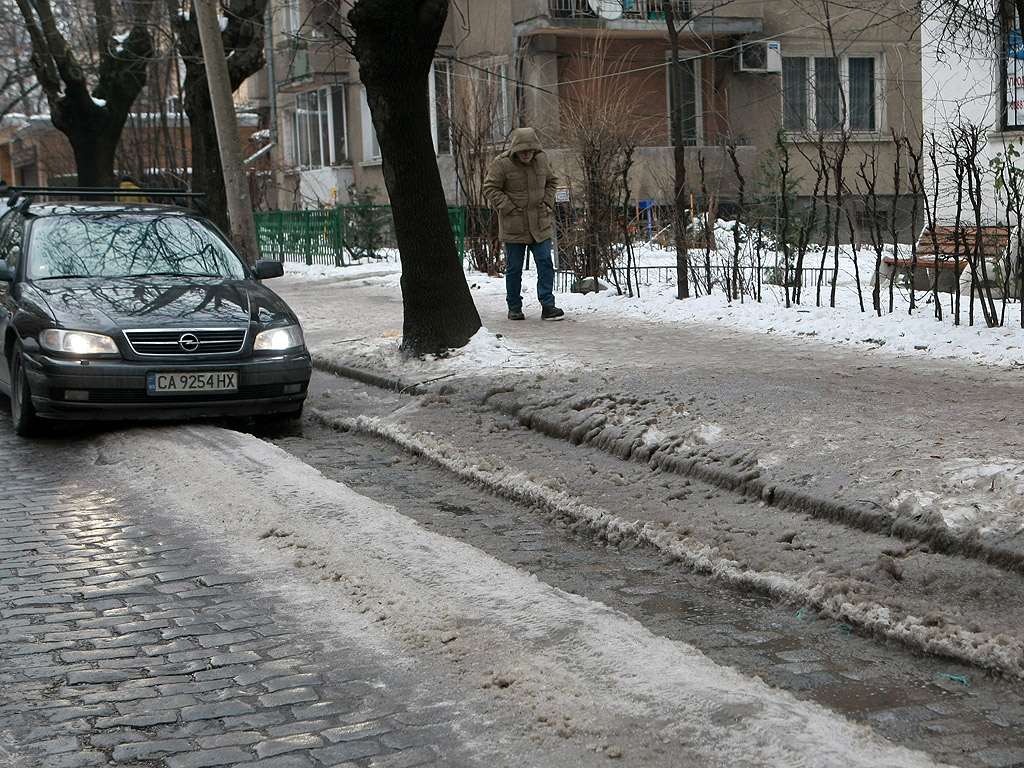 Все още на много места в столицата тротоарите са в лед, въпреки че последните дни сняг не е валял. Почистването на част от тротоарите е задължение на почистващите фирми. Пространствата около блокове, кооперации и търговски обекти трябва да се почистят от живеещите и работещите там.