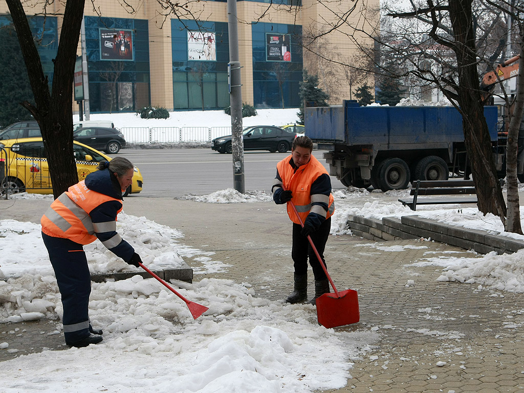 Все още на много места в столицата тротоарите са в лед, въпреки че последните дни сняг не е валял. Почистването на част от тротоарите е задължение на почистващите фирми. Пространствата около блокове, кооперации и търговски обекти трябва да се почистят от живеещите и работещите там.