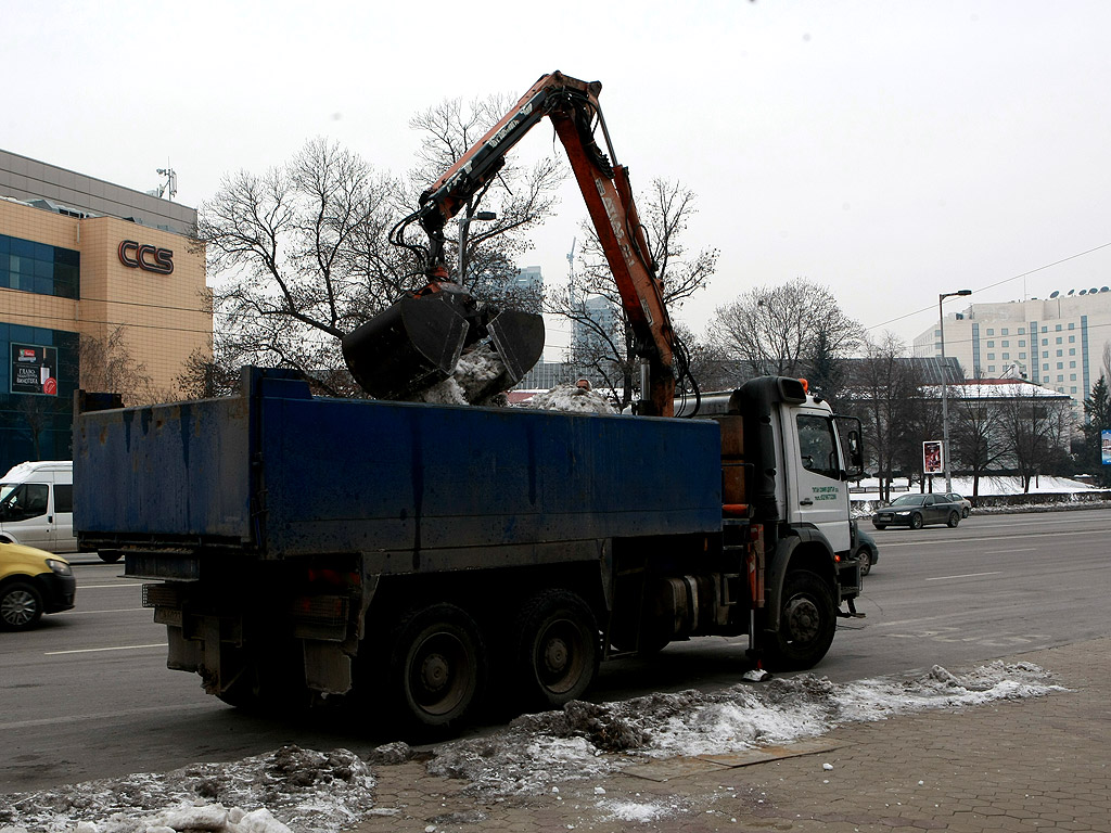 Все още на много места в столицата тротоарите са в лед, въпреки че последните дни сняг не е валял. Почистването на част от тротоарите е задължение на почистващите фирми. Пространствата около блокове, кооперации и търговски обекти трябва да се почистят от живеещите и работещите там.