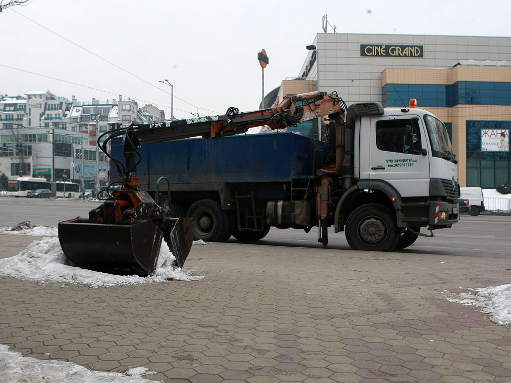 Все още на много места в столицата тротоарите са в лед, въпреки че последните дни сняг не е валял. Почистването на част от тротоарите е задължение на почистващите фирми. Пространствата около блокове, кооперации и търговски обекти трябва да се почистят от живеещите и работещите там.