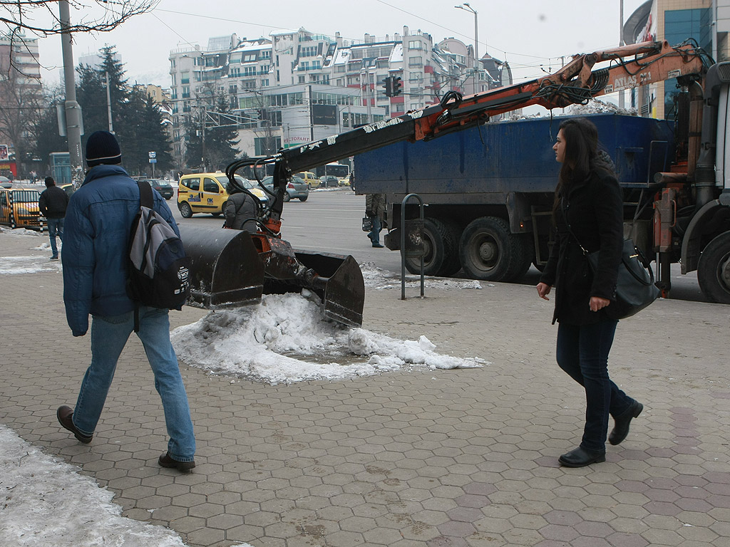 Все още на много места в столицата тротоарите са в лед, въпреки че последните дни сняг не е валял. Почистването на част от тротоарите е задължение на почистващите фирми. Пространствата около блокове, кооперации и търговски обекти трябва да се почистят от живеещите и работещите там.