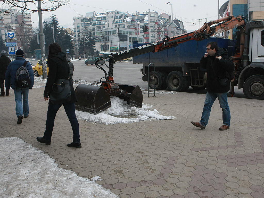 Все още на много места в столицата тротоарите са в лед, въпреки че последните дни сняг не е валял. Почистването на част от тротоарите е задължение на почистващите фирми. Пространствата около блокове, кооперации и търговски обекти трябва да се почистят от живеещите и работещите там.