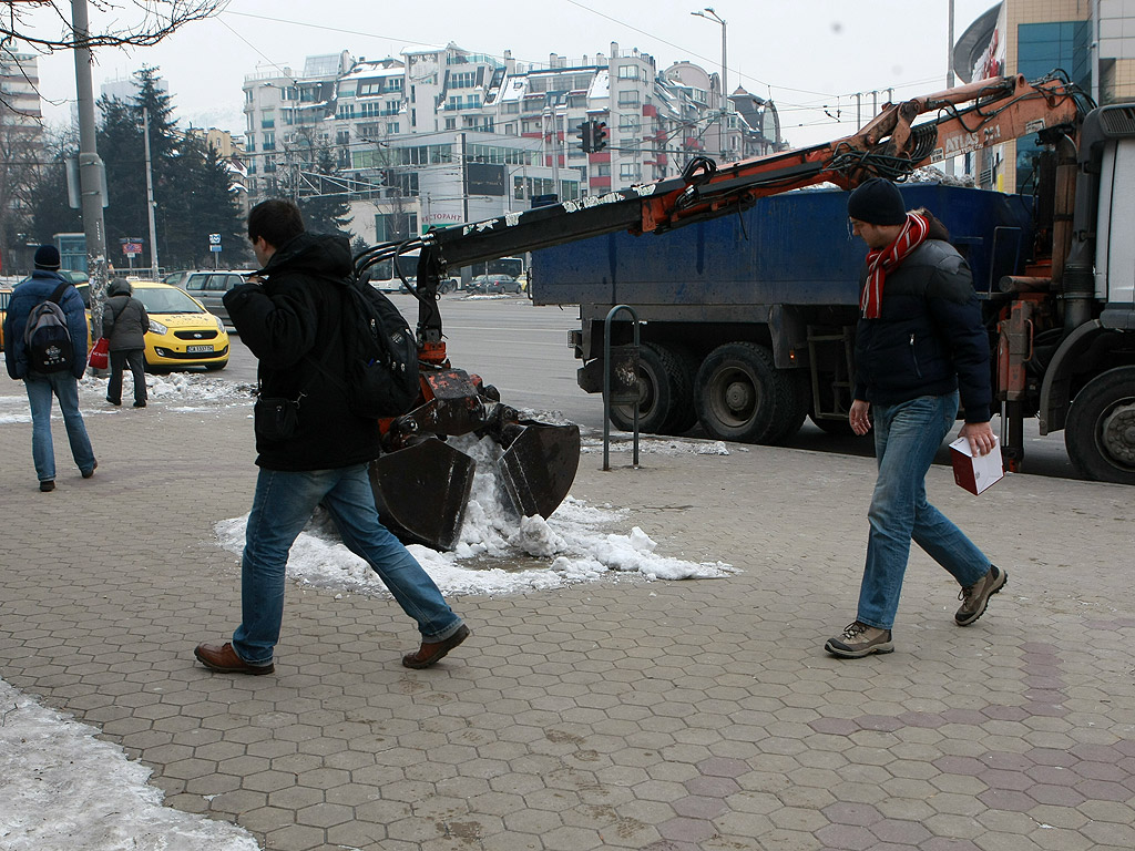 Все още на много места в столицата тротоарите са в лед, въпреки че последните дни сняг не е валял. Почистването на част от тротоарите е задължение на почистващите фирми. Пространствата около блокове, кооперации и търговски обекти трябва да се почистят от живеещите и работещите там.