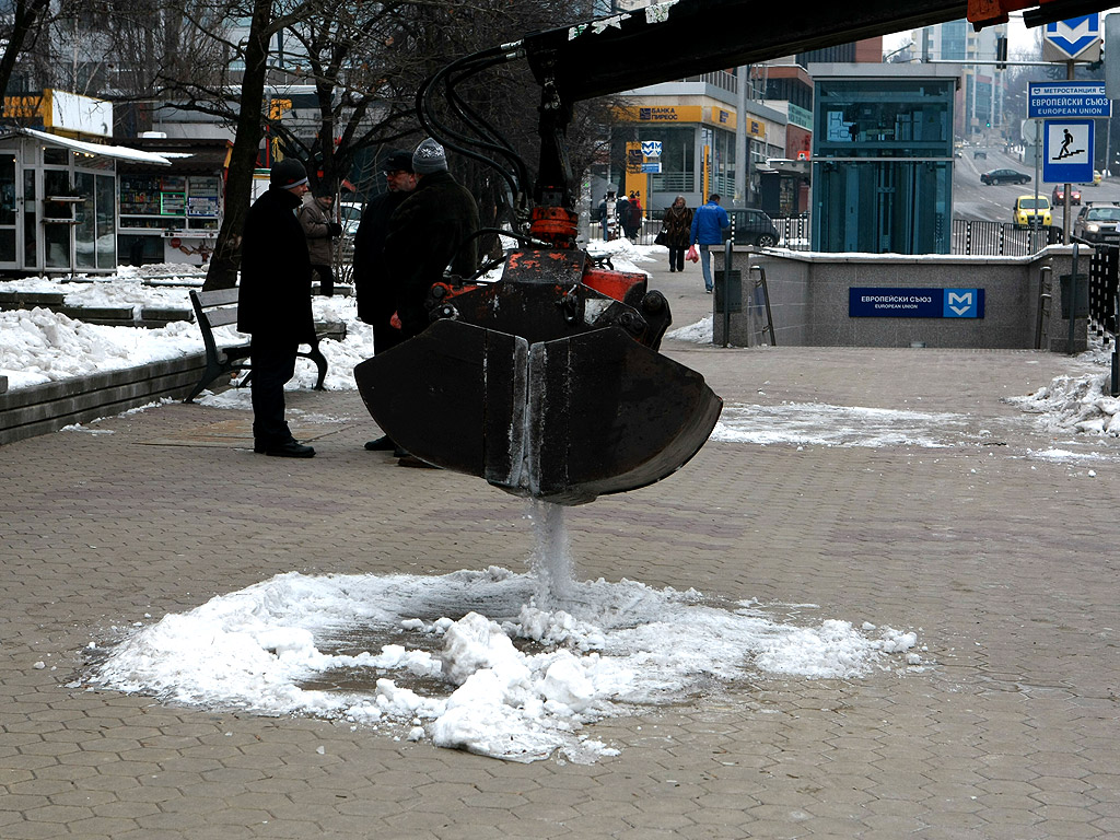 Все още на много места в столицата тротоарите са в лед, въпреки че последните дни сняг не е валял. Почистването на част от тротоарите е задължение на почистващите фирми. Пространствата около блокове, кооперации и търговски обекти трябва да се почистят от живеещите и работещите там.