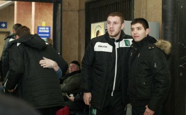 ВИДЕО: Нападнаха Моци за автографи на летището