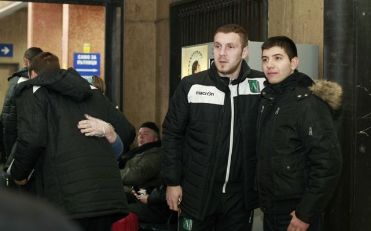 ВИДЕО: Нападнаха Моци за автографи на летището