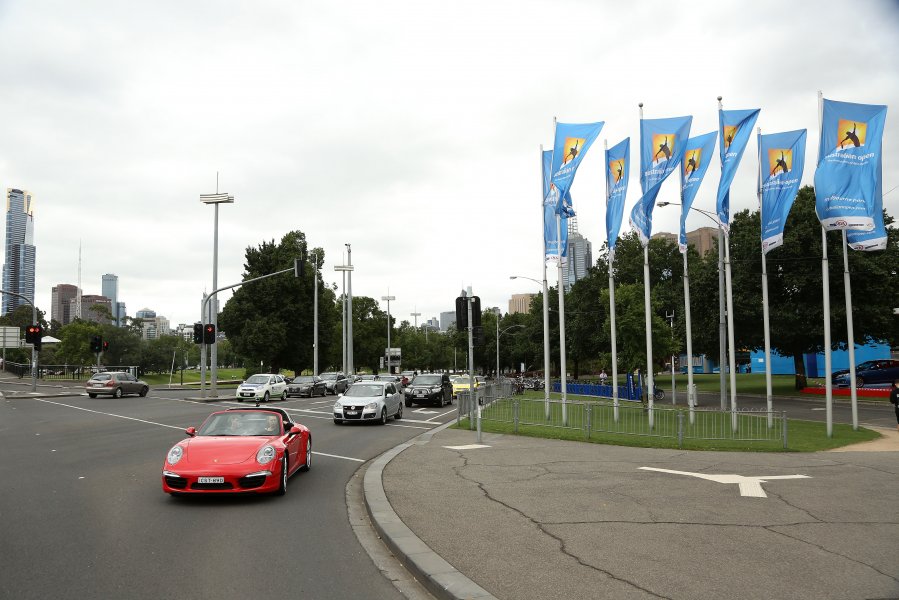 Шарапова с червено порше на тренировки в Мелбърн1