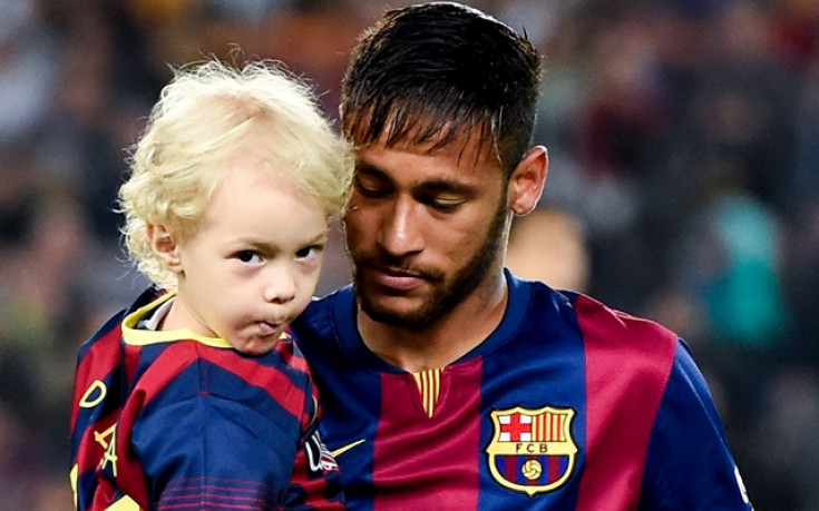 Бившата на Неймар и синът им се преместиха в Барселона