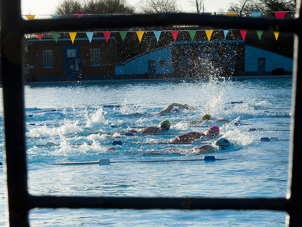 Участници в първенството по плуване в открит плувен басейн в Лондон, Великобритания