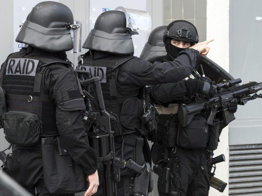 Френската полиция отцепи днес сградата на иранското консулство в Париж