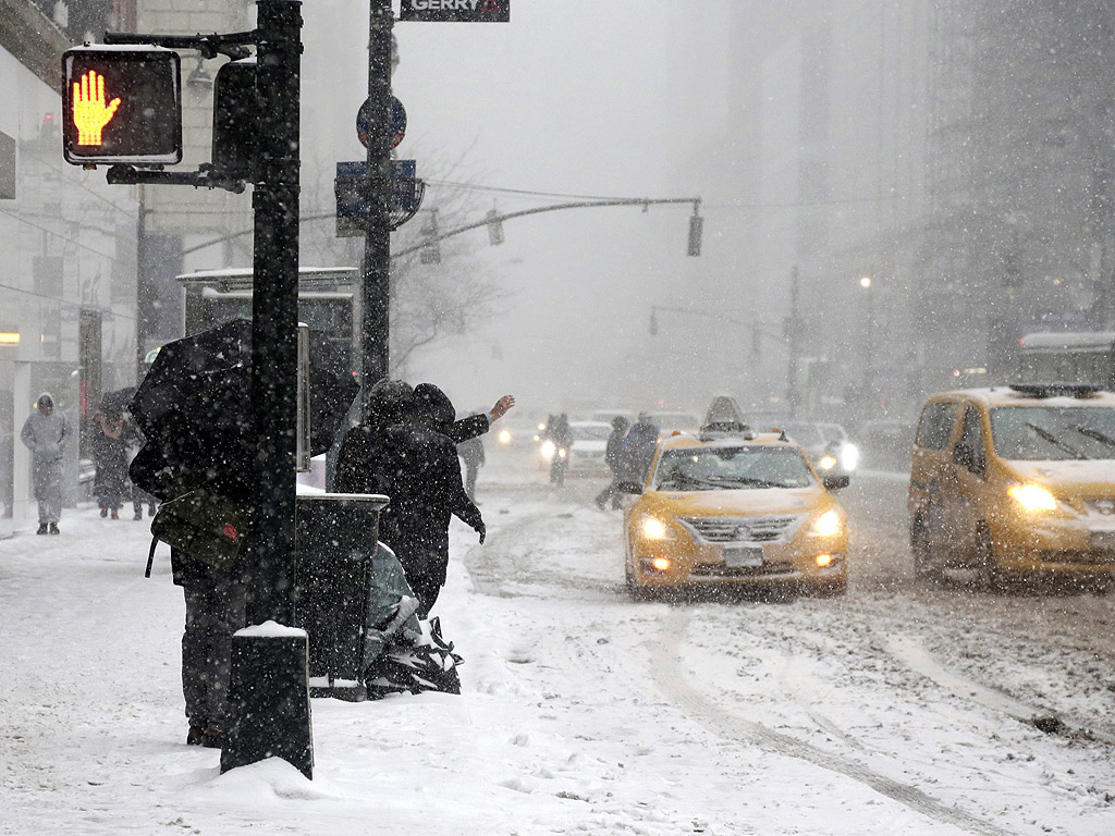 Североизточните щати на САЩ се готвят за изключително силна снежна буря, определяна като „историческа“ и „опасна за живота“.