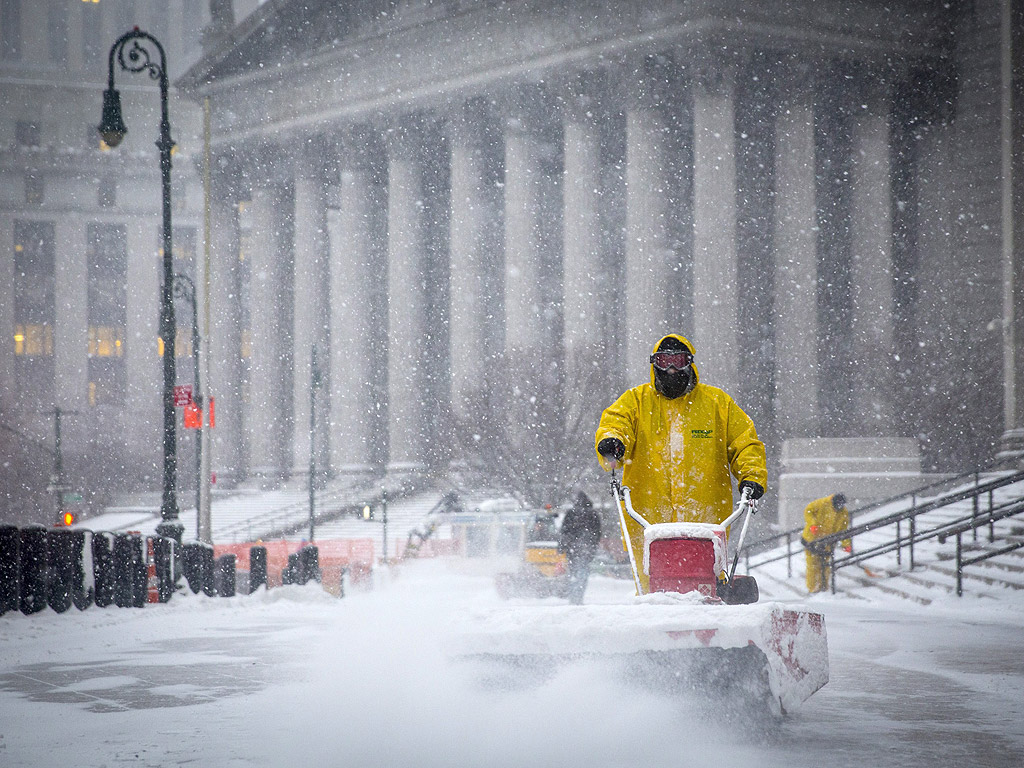 Североизточните щати на САЩ се готвят за изключително силна снежна буря, определяна като „историческа“ и „опасна за живота“.