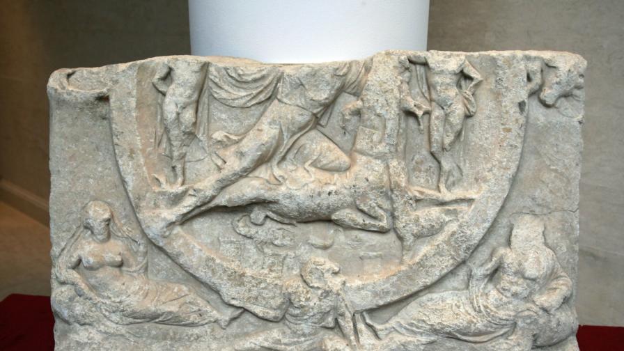 Мраморен релеф на бог Митра в Музея за история на София