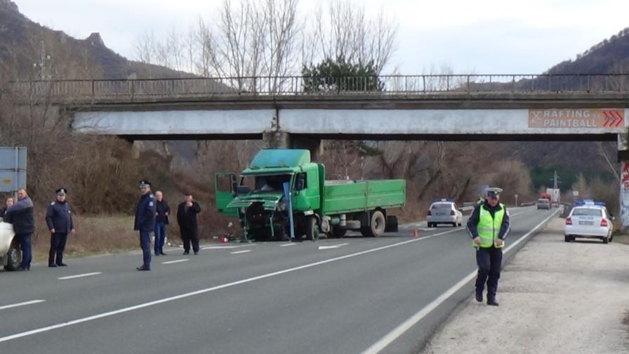 Камион падна от мост върху главен път Е79 край Симитли