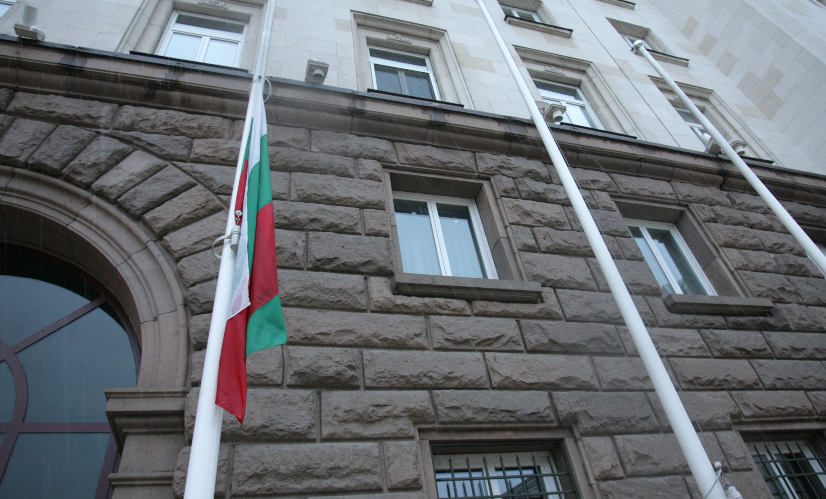 В памет на първия демократично избран държавен глава на България националните флагове на държавните институции са свалени наполовина.