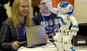 Роботи започват работа в най-голямата японска банка