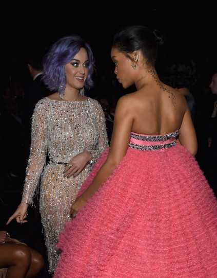 По време на наградите "Грами" всички погледи бяха вперени към Риана и нейната огромна розова рокля тип торта.