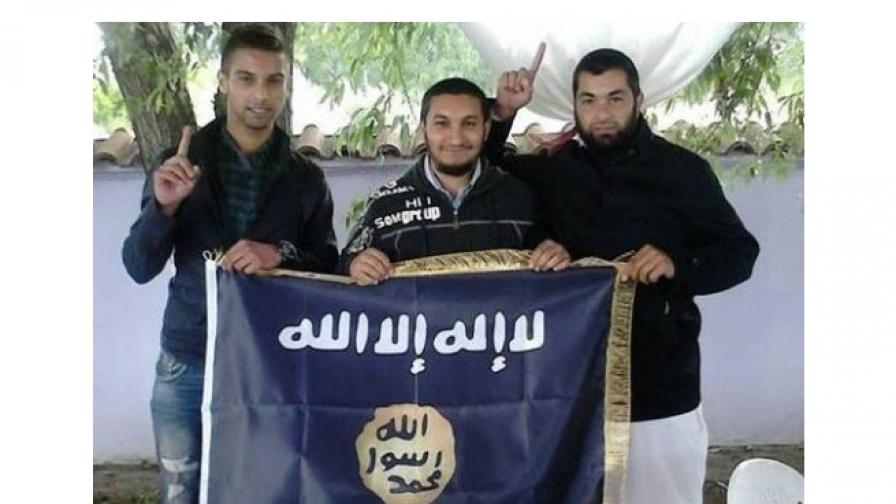 Имамът на Харманли позира със знаме на „Ислямска държава“