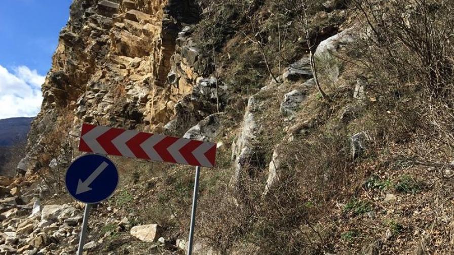 Огромно скално срутване блокира пътя Кричим-Девин
