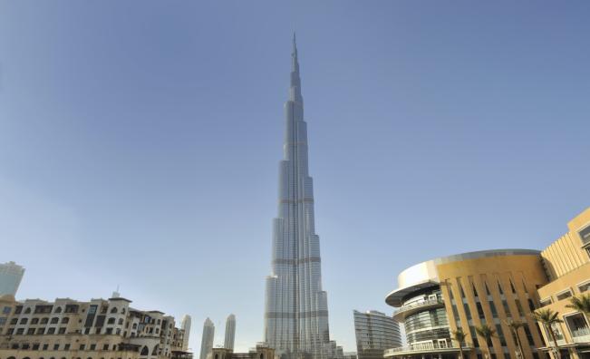 Евакуираха Бурдж Халифа след ракетни удари и експлозии
