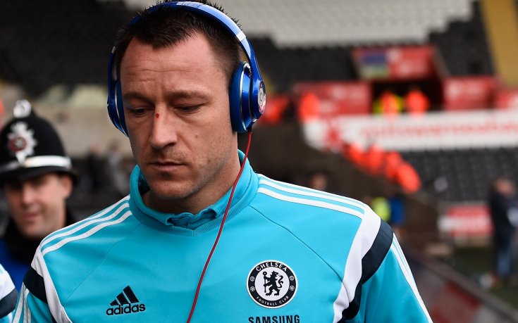 СНИМКА: Джон Тери се наслаждава на титлата заедно с жена си