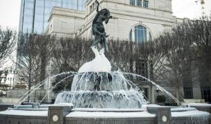 Замръзнал фонтан в щата Тенеси