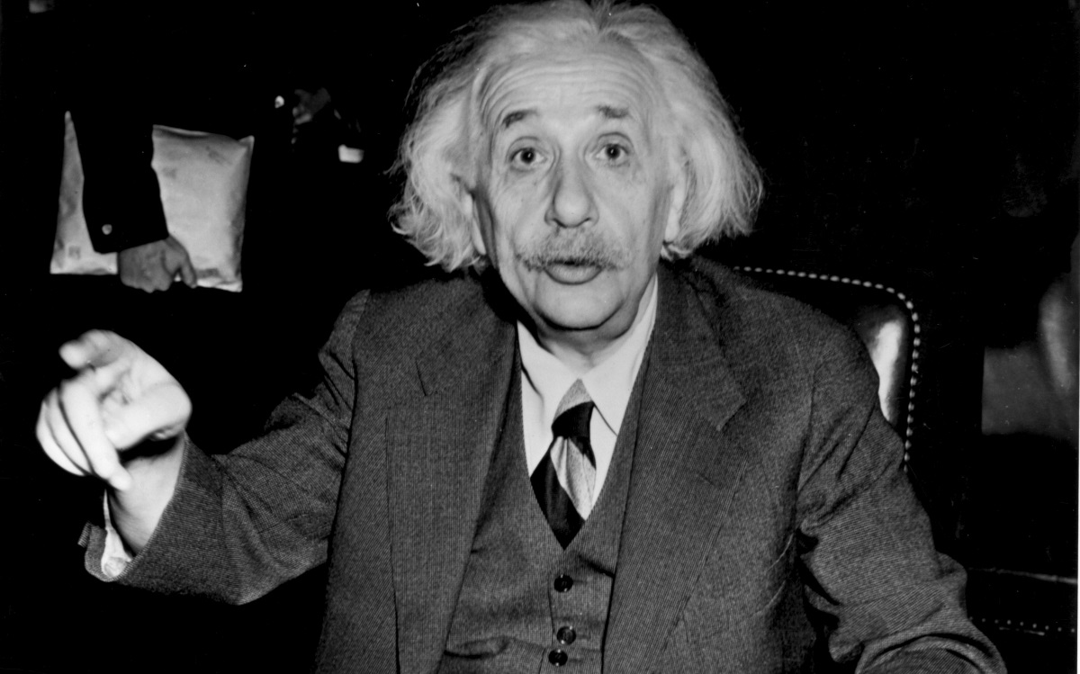<p><strong>Алберт Айнщайн</strong></p>

<p>Той не е бил особено добър ученик - нито в основното училище, нито по-късно във Висшето техническо училище в Цюрих. Ненавиждал авторитарния стил на преподаване. Айнщайн провалил на някои изпити, например по ботаника и френски език. Затова пък отрано започнал да проявява забележителните си математически способности и интереса си към физиката.</p>