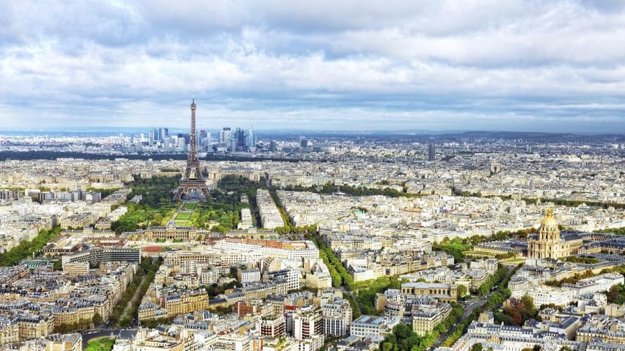 Най-малко пет безпилотни самолета са прелетели над Париж за една нощ