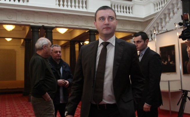 Депутатите решават за новия заем от 16 млрд. лв.