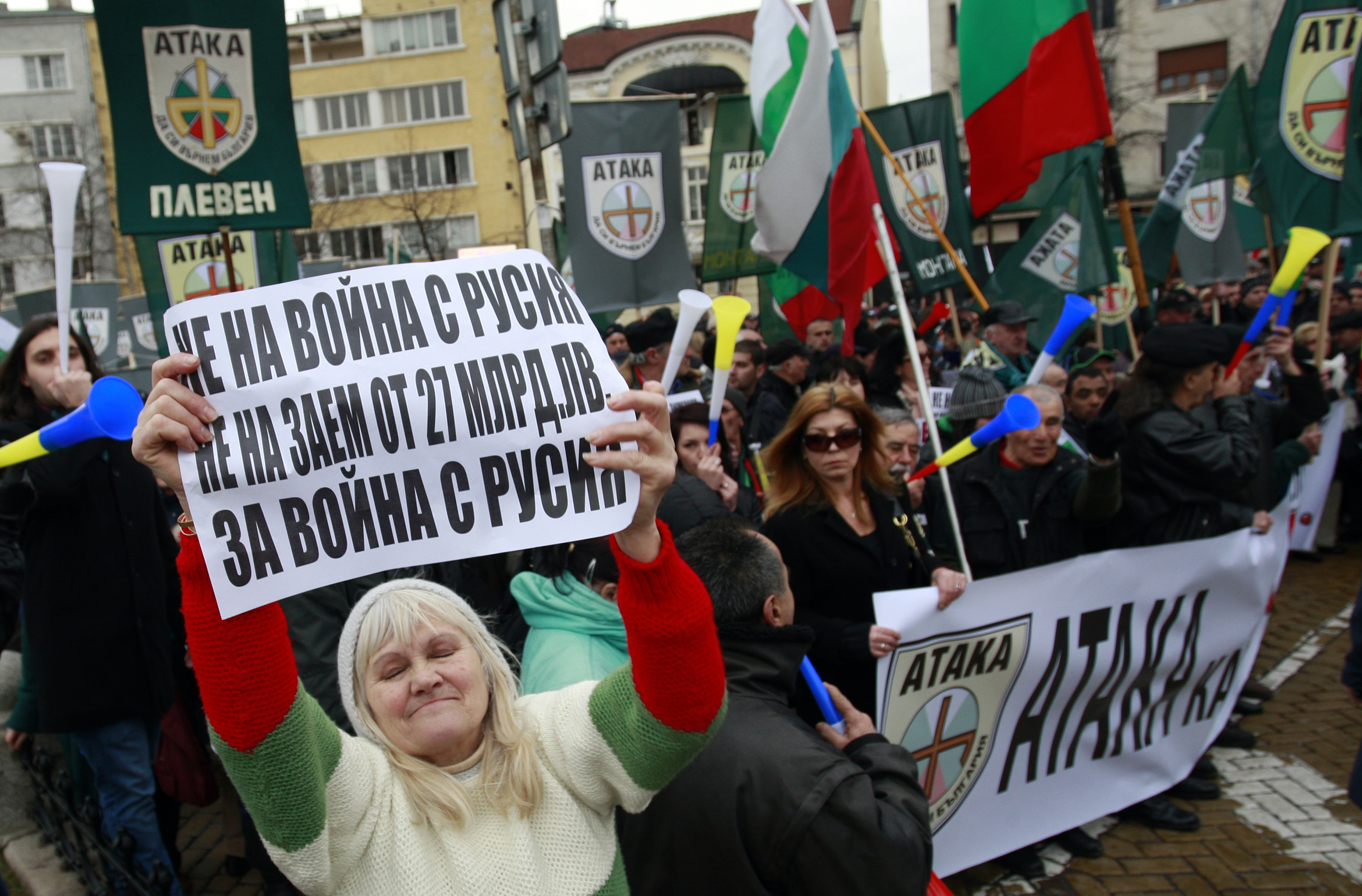 Опозицията организира два протеста пред Парламента по време на гласуването на договорите с международни банки за емитирането на 8 млрд. евро през следващите три години