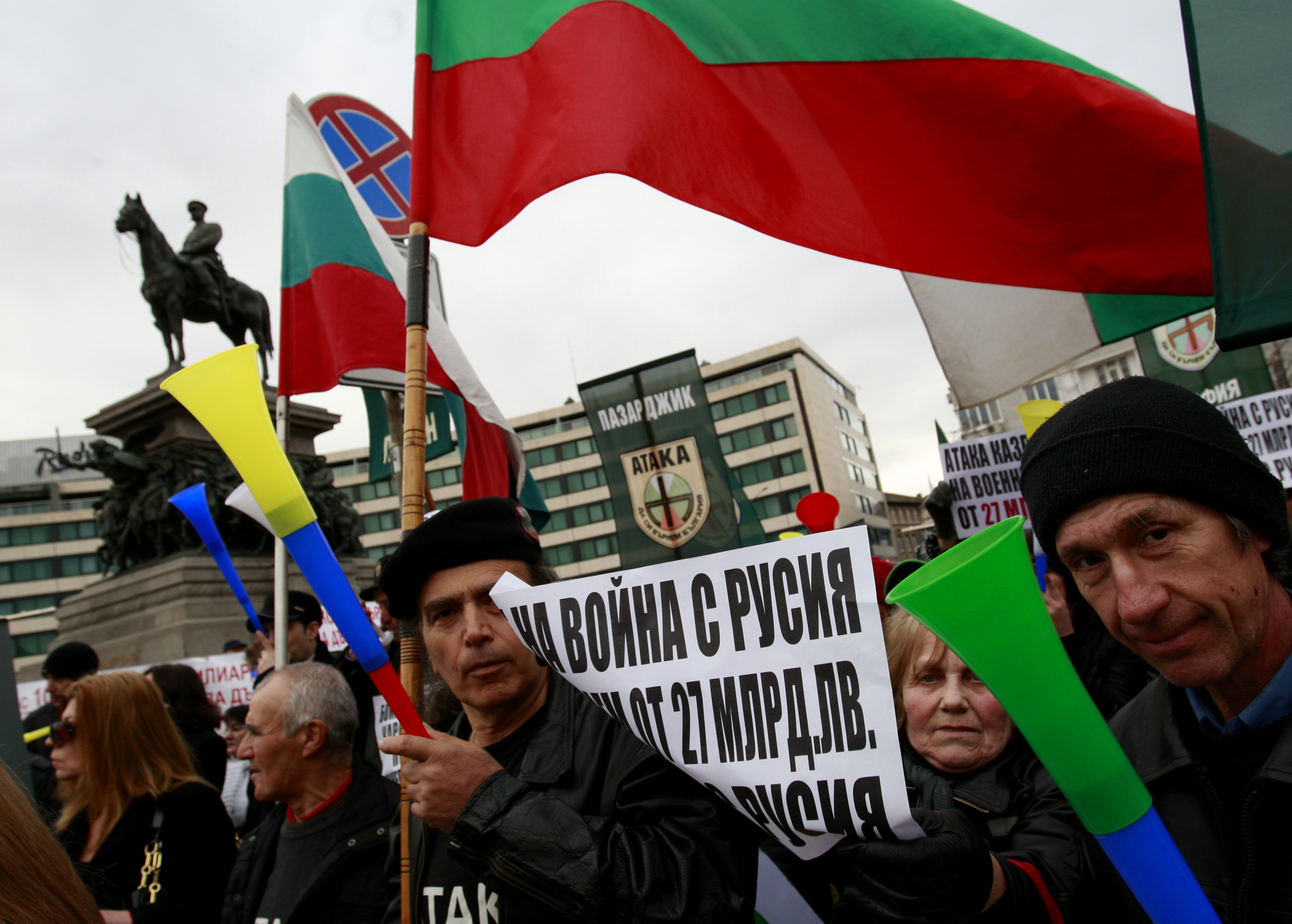 Опозицията организира два протеста пред Парламента по време на гласуването на договорите с международни банки за емитирането на 8 млрд. евро през следващите три години