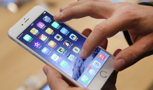 Сенатор поиска отговори от Apple заради бавните iPhone-и