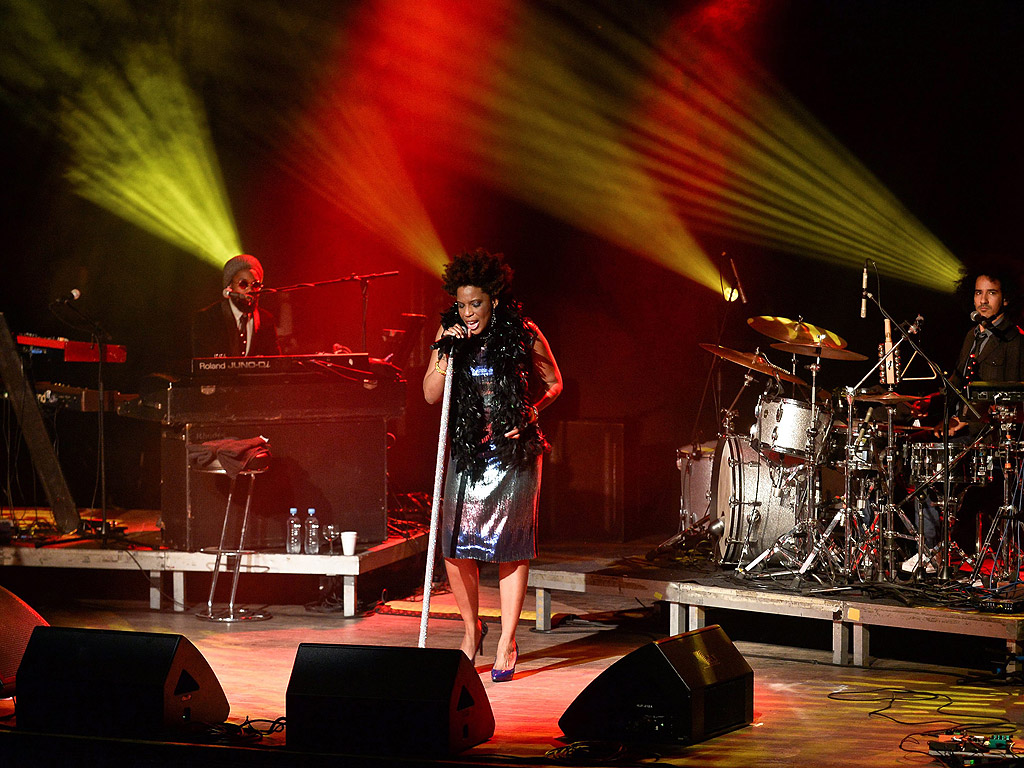 Певицата Мейси Грей на сцената по време на концерта си в клуб "Stodola" във Варшава, Полша. Тя представи последния си албум, "The Way".