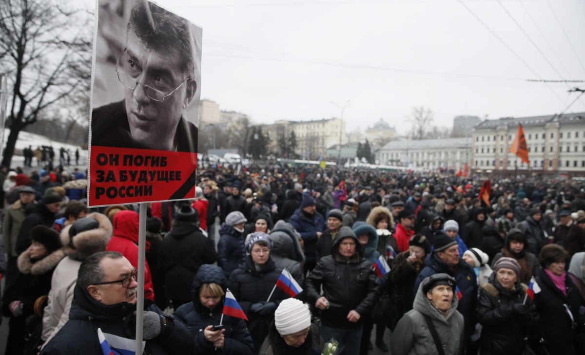 "Той умря за бъдещето на Русия" и "Той се бореше за свободна Русия" се чете на плакатите, издигнати от участниците в проявата
