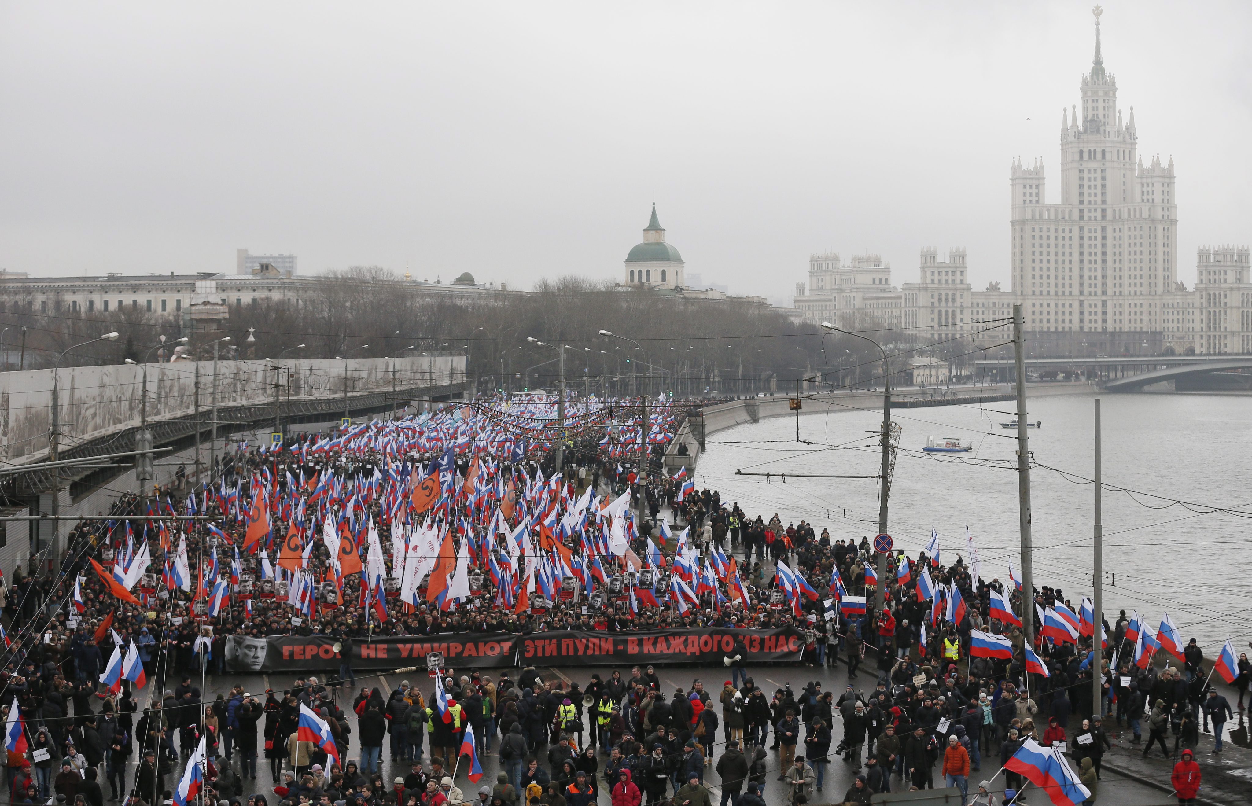 "Той умря за бъдещето на Русия" и "Той се бореше за свободна Русия" се чете на плакатите, издигнати от участниците в проявата