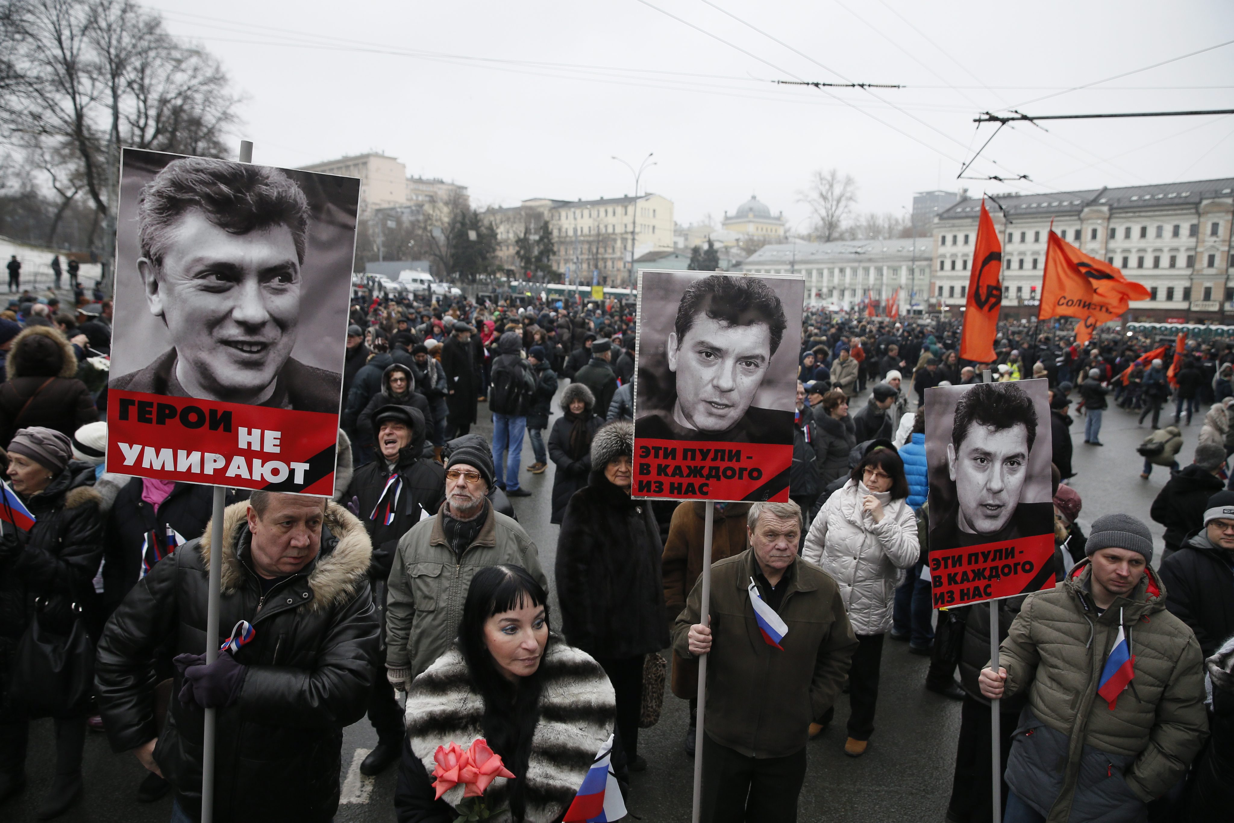 "Той умря за бъдещето на Русия" и "Той се бореше за свободна Русия" се чете на плакатите, издигнати от участниците в проявата