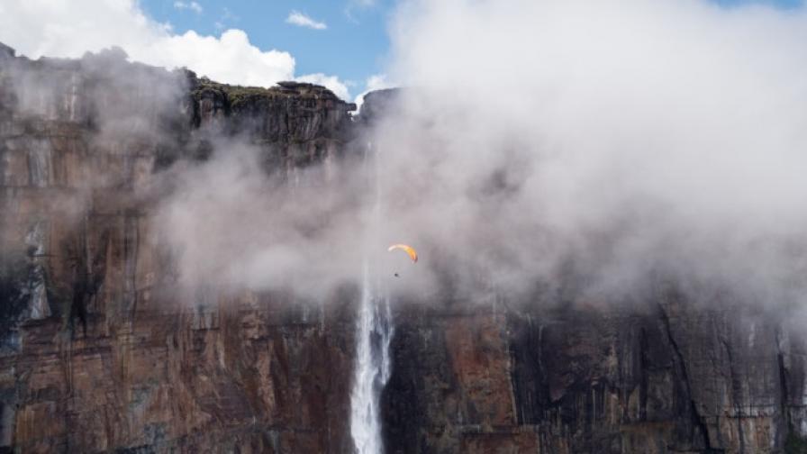 Полет от най-високия водопад в света