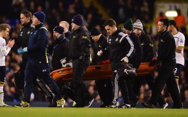 Бафетимби Гомис припадна по време на мача с Тотнъм