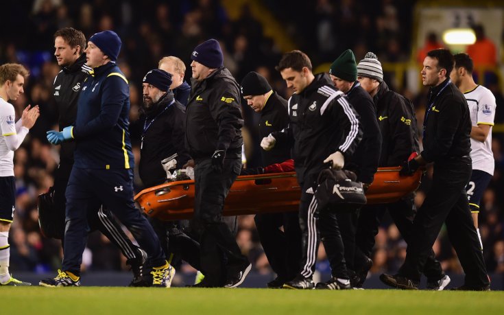 Бафетимби Гомис припадна по време на мача с Тотнъм