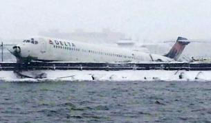 Самолет в Ню Йорк излезе от пистата, има ранени