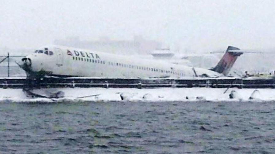 Пътнически самолет в Ню Йорк излезе от пистата, има ранени