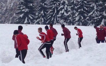 Играчите на Банско тренират затънали в снега