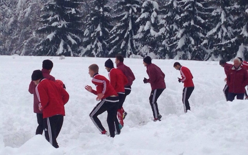 Играчите на Банско тренират затънали в снега
