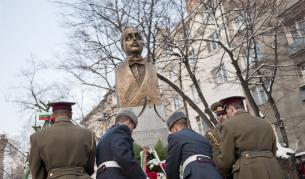 Паметник на Димитър Пешев – български политик, известен със своята роля за спасяването на българските евреи