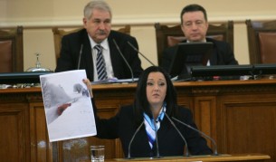 Лиляна Павлова на парламентарната трибуна по време на отчета на министрите за действията им по време на снежното бедствие в Родопите
