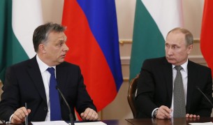 Унгарският премиер Виктор Орбан (л) и президентът на Русия Владимир Путин