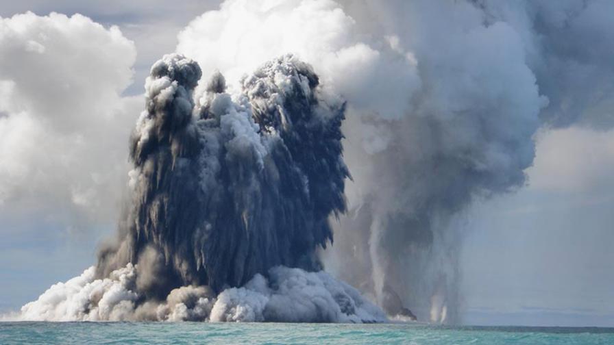 Вулкан изригна и създаде нов остров край Тонга