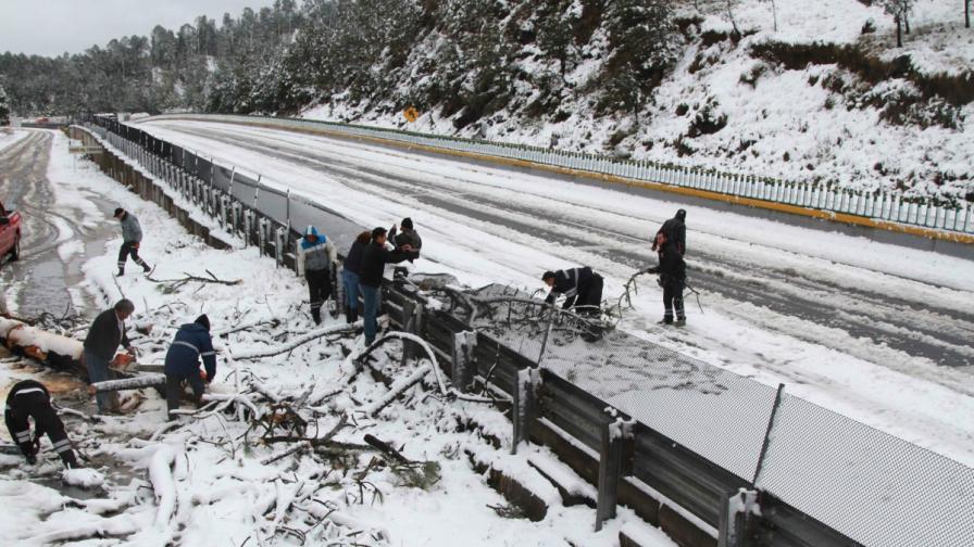 Снежна буря затвори магистрала в Мексико