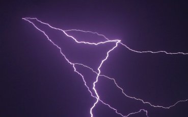 Трагедия! Светкавица уби футболист, още трима са в болница (видео)