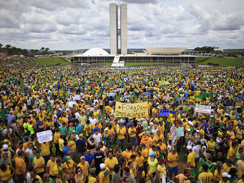 В 74 града на Бразилия бяха проведени шествия срещу президентката Дилма Русеф. Близо едини милион бразилци участваха в неделните демонстрации. Повече от половината от тях бяха в Сао Пауло, сочат оценки на военната полиция